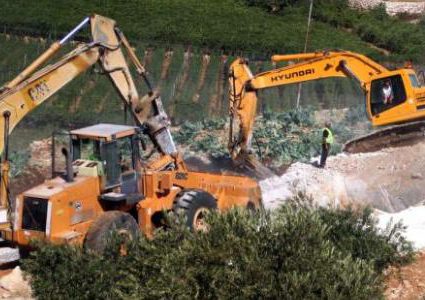 الاحتلال يستولي على جرافة بالأغوار