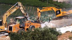 الاحتلال يستولي على جرافة بالأغوار