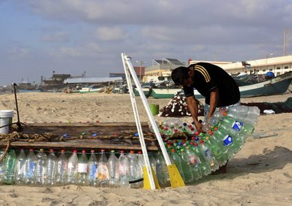 صياد يصنع قارباً من العبوات البلاستيكية!