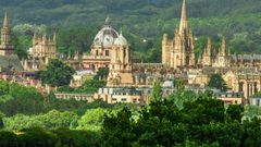 شاعرة تطلق مدرسة شعرية فى أكسفورد لهذا السبب