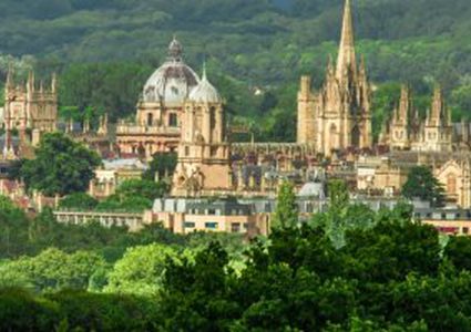 شاعرة تطلق مدرسة شعرية فى أكسفورد لهذا السبب