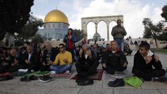 الاحتلال يعيد فتح أبواب المسجد الأقصى