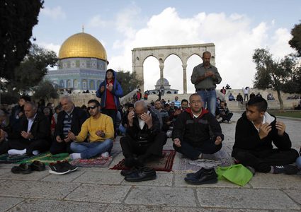 الاحتلال يعيد فتح أبواب المسجد الأقصى