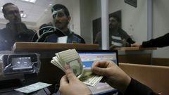 صرف دفعة مالية بحد أدنى 1200 شيكل للموظفين