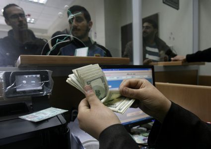 صرف دفعة مالية بحد أدنى 1200 شيكل للموظفين