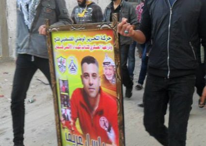 الأسير "باسل عريف" محروم من رؤية والده منذ 16عامًا