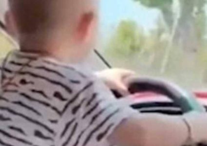رضيع "يقود" سيارة بتشجيع من والديه!