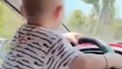 رضيع "يقود" سيارة بتشجيع من والديه!