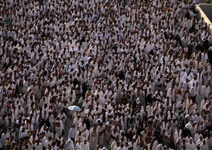 الحجاج يتوافدون على مشعر منى لقضاء يوم التروية
