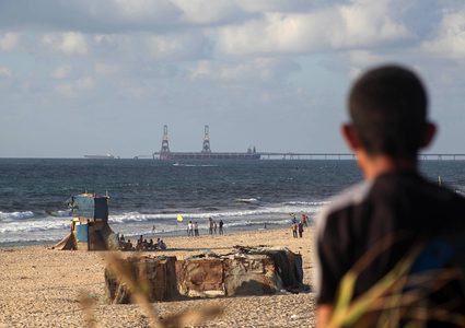 فلسطينيون يركبون قوارب صيد خلال مسيرة لكسر الحصار الإسرائيلي على قطاع غزة ، في البحر في مدينة غزة