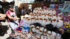 البسطات تبتلع المحلات وأصحابها ينامون على الكرتون