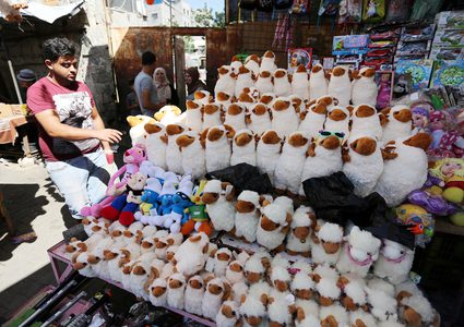 البسطات تبتلع المحلات وأصحابها ينامون على الكرتون