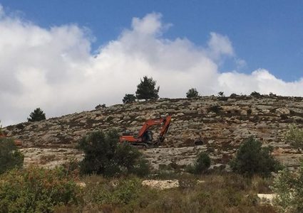 مستوطنون يجرفون أراض زراعية