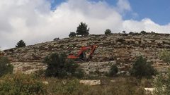 مستوطنون يجرفون أراض زراعية
