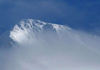 مغامر يقفز من أعلى "قمة الموت" في سويسرا