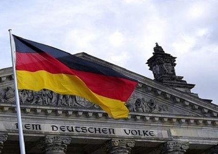 إصابات باشتباكات بين متطرفين ومعارضين للنازية