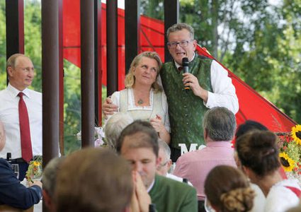 "بوتين" يختطف وزيرة خارجية النمسا من عريسها