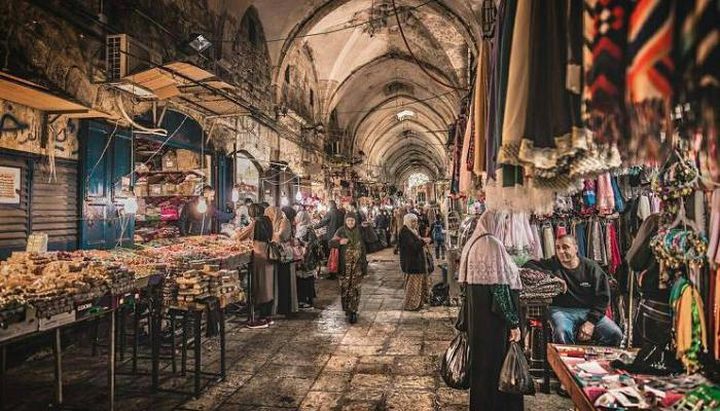 الاحتلال يهاجم بسطات الباعة وسط القدس