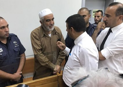 تمديد الاعتقال المنزلي للشيخ رائد صلاح