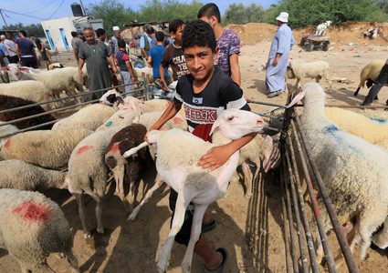 يجتمع الفلسطينيون في سوق الأسهم الحية ، قبل عيد الأضحى ، في وسط قطاع غزة في 20 أغسطس 2018.