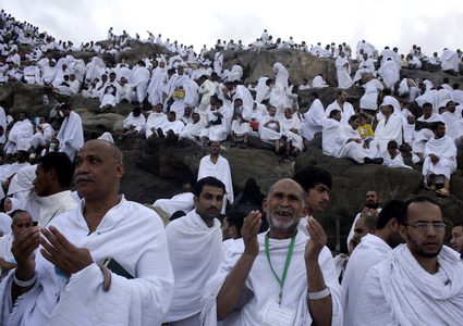 الحجاج يصعدون على جبل عرفات لتأدية الركن الأعظم