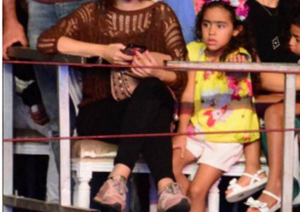 التقاط صورلابنة تامر حسني رغم محاولة إخفاء وجهها