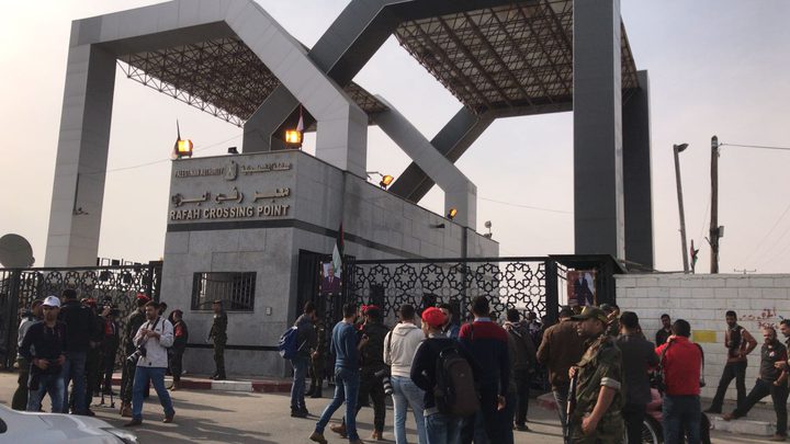 عبور عدد كبير من العالقين وإدخال شاحنات سلع لغزة