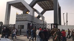 عبور عدد كبير من العالقين وإدخال شاحنات سلع لغزة