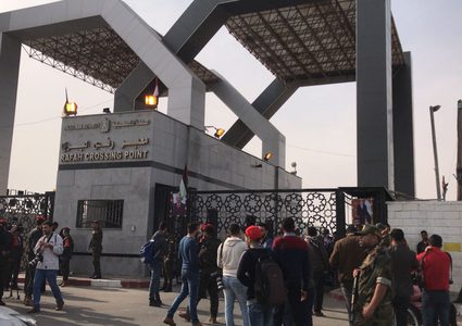 عبور عدد كبير من العالقين وإدخال شاحنات سلع لغزة