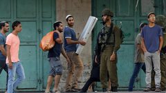 مستوطنون يعطبون إطارات مركبة ويخطون شعارات عنصرية