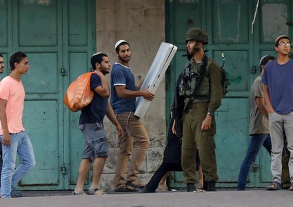 مستوطنون يعطبون إطارات مركبة ويخطون شعارات عنصرية