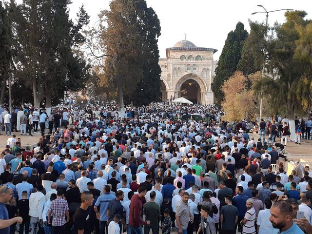 (100) ألف يؤدون صلاة العيد بالمسجد الأقصى المبارك