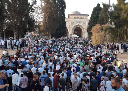 (100) ألف يؤدون صلاة العيد بالمسجد الأقصى المبارك