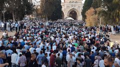 (100) ألف يؤدون صلاة العيد بالمسجد الأقصى المبارك