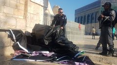 الاحتلال يزيل يافطة من المسجد الاقصى