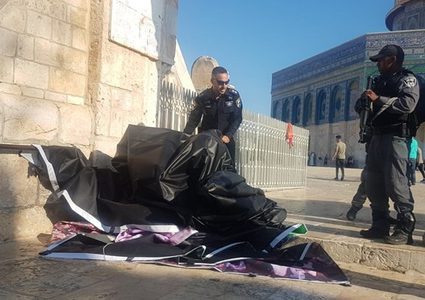 الاحتلال يزيل يافطة من المسجد الاقصى