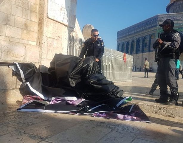 الاحتلال يزيل يافطة من المسجد الاقصى
