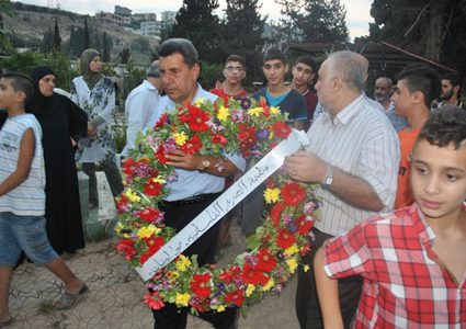 فتح تكلل أضرحة الشهداء في المخيمات بالورود