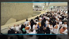 الحجيج يرمون الجمرات بأول أيام التشريق