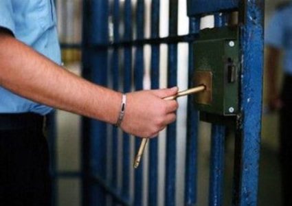 الخليل: الشرطة والنيابة تحققان بظروف وفاة موقوف