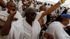 الحجاج يواصلون رمي الجمرات بأول أيام التشريق