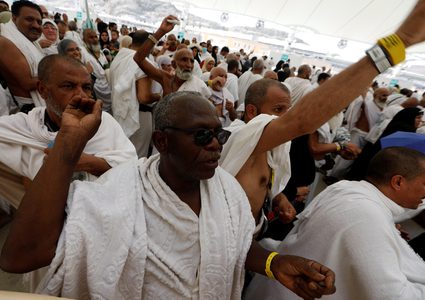 الحجاج يواصلون رمي الجمرات بأول أيام التشريق