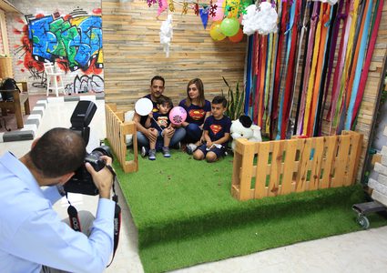 مصور فلسطيني ، يلتقط صوراً أثناء تصوير يوم الثاني من عيد الأضحى أو عيد الأضحى ، في مدينة نابلس بالضفة الغربية