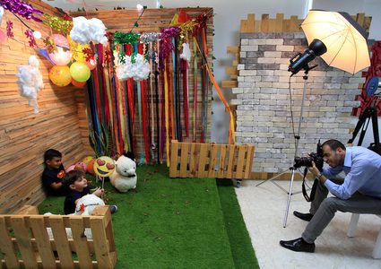 مصور فلسطيني ، يلتقط صوراً أثناء تصوير يوم الثاني من عيد الأضحى أو عيد الأضحى ، في مدينة نابلس بالضفة الغربية