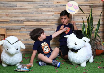 مصور فلسطيني ، يلتقط صوراً أثناء تصوير يوم الثاني من عيد الأضحى أو عيد الأضحى ، في مدينة نابلس بالضفة الغربية