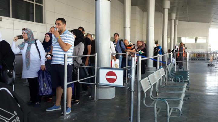 معبر الكرامة يعمل 24 ساعة