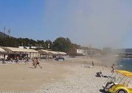 رياح مفاجئة "تقلب" شاطئا رأسا على عقب