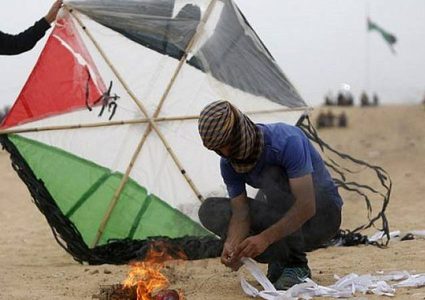 بالون حارق كاد ان يتسبب بكارثة على حدود غزة