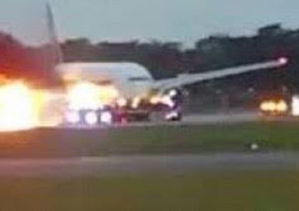 لحظات الرعب على متن طائرة مشتعلة