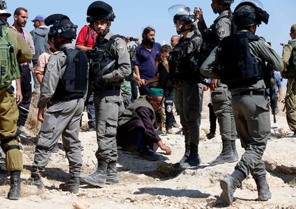 قوات الاحتلال تقمع مسيرة سلمية في نعلين